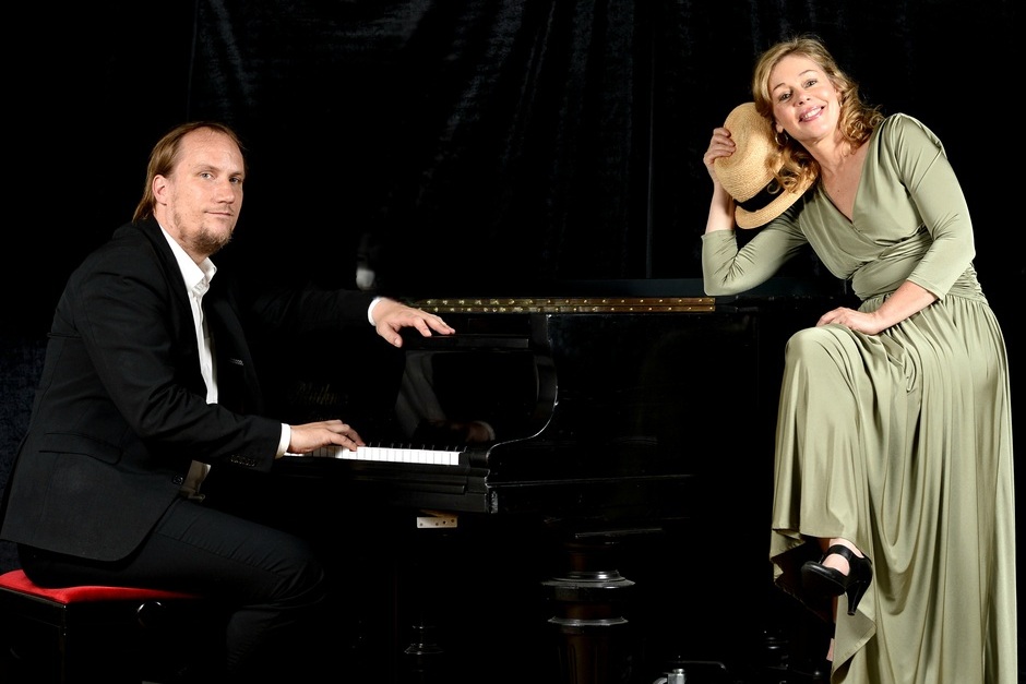 Sabine Gramenz und Malte Kühn laden zu einem Konzert mit alten Ufa-Schlagern nach Wiesbaden-Bierstadt ein.