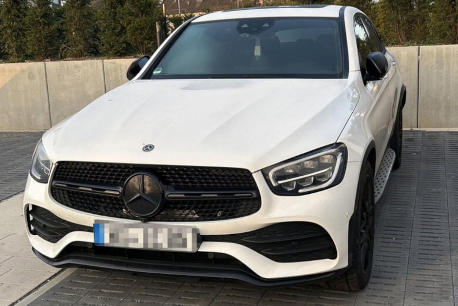 Harter Schlag gegen die Organisierte Kriminalität in Wiesbaden: Das Hessische Landeskriminalamt hat Vermögenswerte von über 2,7 Millionen Euro arrestiert. Damit verliert eine mutmaßliche Rauschgift-Bande nicht nur ihren Kopf, sondern auch ihre finanzielle Basis – inklusive Immobilien und Luxuskarossen.