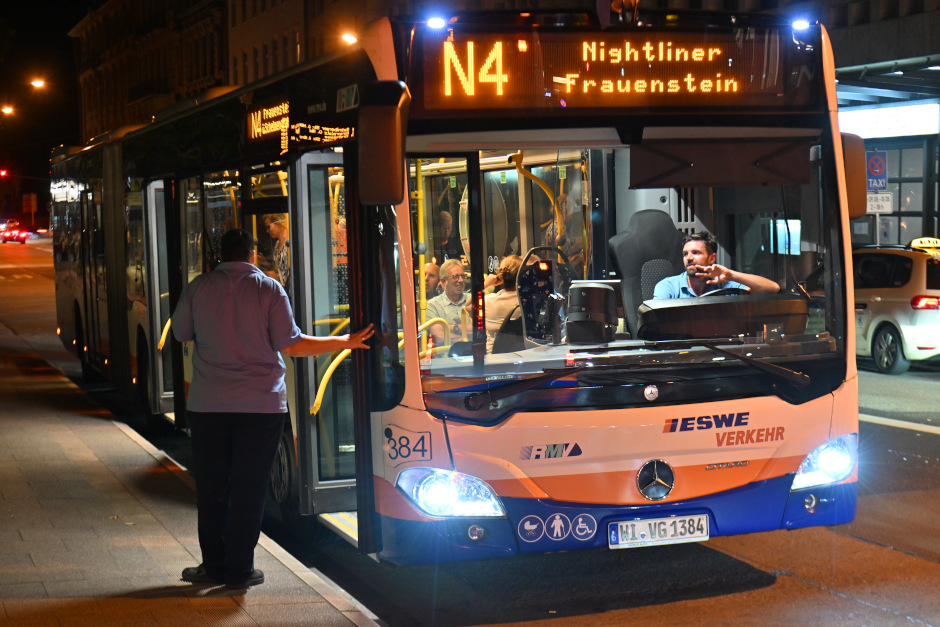 In der Nacht der Zeitumstellung auf Sommerzeit am Sonntag, 29. März, passt ESWE Verkehr den Nightliner-Fahrplan in Wiesbadenan. Viele Linien fahren nur zweimal, die Linie N13 bleibt im gewohnten Takt.
