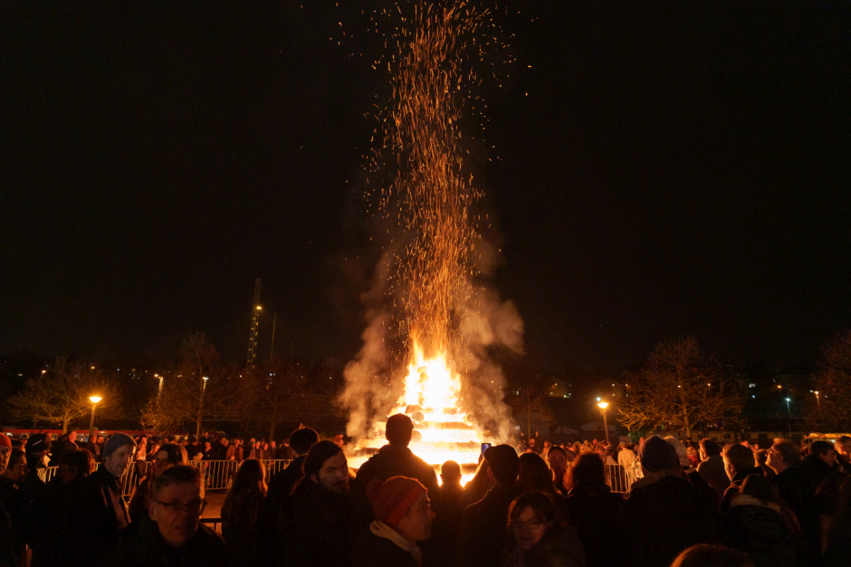 Das 18. Wiesbadener Osterfeuerfest lädt am Samstag, 4. April, ab 18 Uhr in den Kulturpark hinter dem Schlachthof ein. Besucherinnen und Besucher erwartet ein kostenloses Familienfest mit Osterfeuer, Kinderanimation, Foodtrucks und Mitmachangeboten.