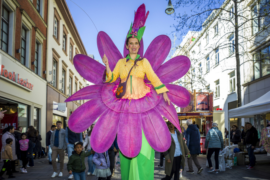 Der beliebte Wiesbadener Ostermarkt belebt vom Freitag, 20. März, bis Sonntag, 22. März 2026, die Innenstadt mit Kunsthandwerk, Osterdekoration, Weinen und Live-Musik. Mit verkaufsoffenem Sonntag und Kinderprogramm am Mauritiusplatz wird die Fußgängerzone zur farbenfrohen Oase – inklusive Beteiligung des Frühlingsmarkts im ehemaligen SportScheck.
