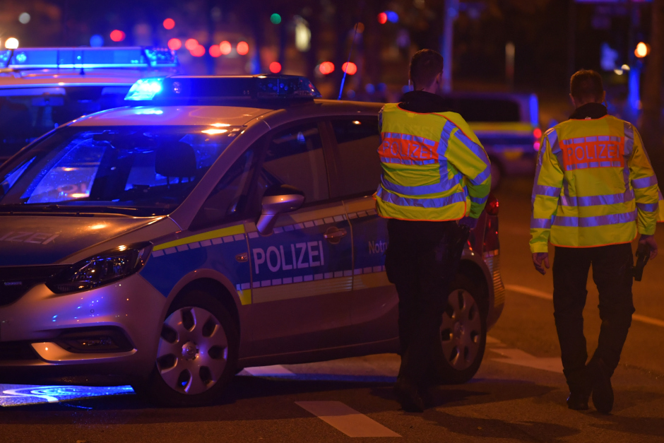 Samstagabend bis Sonntagmorgen führte die Wiesbadener Polizei im Rahmen von „Sicheres Wiesbaden“ umfassende Kontrollen durch. Fokus lagen auf Luisenplatz, Reisinger Anlage, Lili-Dach und Schelmengraben sowie der Waffenverbotszone – 28 Personen kontrolliert, alles ruhig.