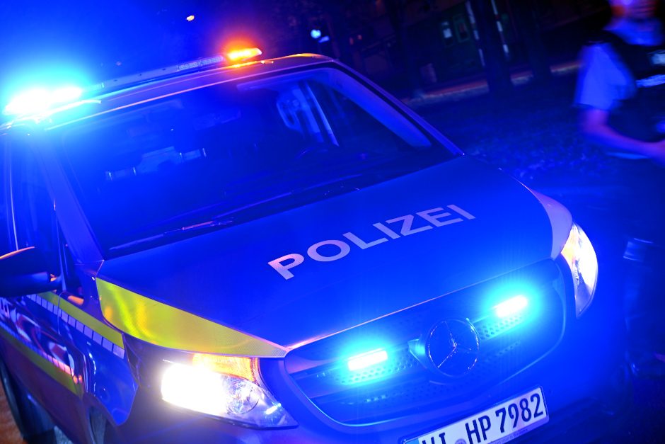 In der Nacht zum Freitag brach ein Mann gewaltsam in ein Kosmetikgeschäft in der Dotzheimer Straße in Wiesbaden ein. Ein aufmerksamer Zeuge alarmierte die Polizei – Streifen nahmen den 46-Jährigen fest, der sich heftig wehrte. Täter und Beamte verletzt.