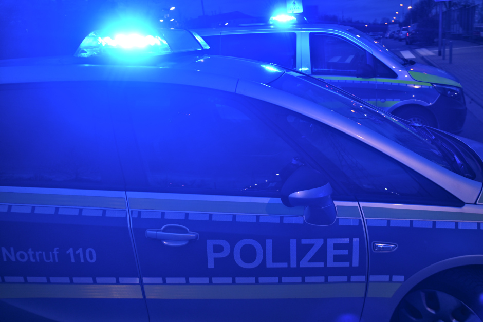 An der Bushaltestelle Galatea-Anlage in Wiesbaden-Biebrich ist am Freitagabend ein 18-Jähriger unter Vorhalt einer Pfefferpistole ausgeraubt worden. Drei Täter flüchteten mit dem Smartphone in Richtung Riehlstraße, ein Verdächtiger wurde bereits gefasst.