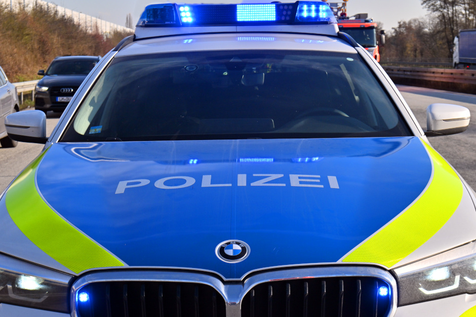 Am Samstagvormittag, 14. März 2026, kam es auf der A3 Richtung Köln zwischen Wiesbadener Kreuz und Tank- und Rastanlage Medenbach zu einer Unfallflucht mit leichter Verletzung: Eine 55-jährige Mercedes-Fahrerin drängte einen 39-jährigen Kleintransporter aus Köln ab, der gegen die Leitplanke prallte. Die Frau floh trotz Zeugenansprache – Autobahnpolizei Montabaur stellte sie, Führerschein eingezogen.