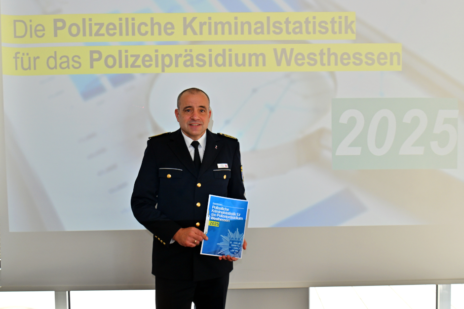 Sicherheit auf Rekordniveau: Trotz eines leichten Anstiegs der Fallzahlen bleibt die Landeshauptstadt Wiesbaden im hessenweiten Vergleich ein außergewöhnlich sicheres Pflaster. Die neue Polizeiliche Kriminalstatistik (PKS) für das Jahr 2025 belegt nicht nur eine deutlich gesteigerte Aufklärungsquote, sondern auch den messbaren Erfolg strategischer Maßnahmen wie der Waffenverbotszone und der Innenstadtoffensive.