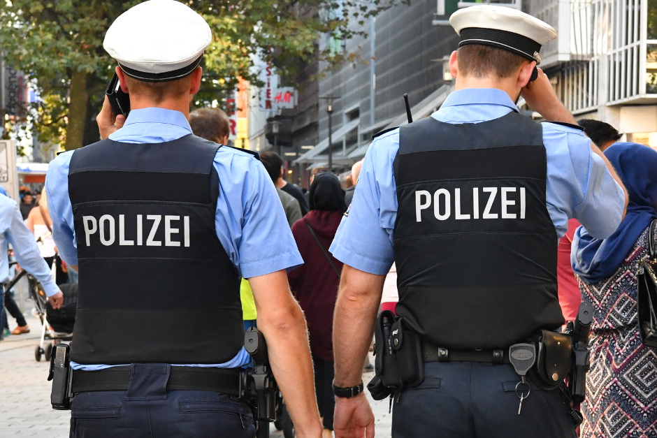 Trotz leicht steigender Fallzahlen bleibt Wiesbaden eine der sichersten Großstädte Hessens. Polizei und Stadt verzeichnen Erfolge bei Straßenkriminalität und Messerangriffen – gleichzeitig wächst die Sorge über zunehmende Gewalt gegen Einsatzkräfte.