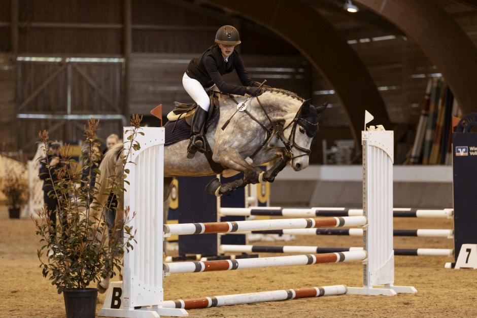 Mit dem traditionellen Märzturnier beginnt vom 20. bis 22. März 2026 im Wiesbadener Hofgut Adamstal die neue Turniersaison.