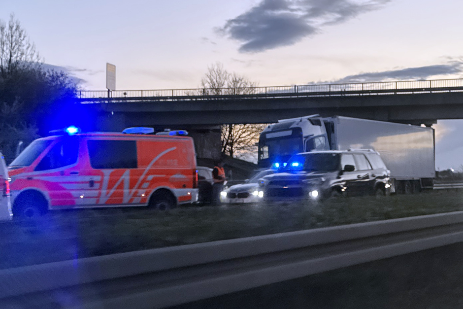 Heldenhafte Rettung auf der A66 am Donnerstagabend. Lkw-Fahrer stoppt führerlosen Laster bei Wiesbaden-Nordenstadt.