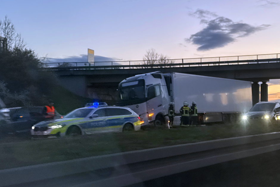 Heldenhafte Rettung auf der A66 am Donnerstagabend. Lkw-Fahrer stoppt führerlosen Laster bei Wiesbaden-Nordenstadt.