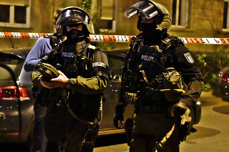 Massiver Polizeieinsatz in der Nacht von Dienstag auf Mittwoch in Wiesbaden-Biebrich. 30-Jähriger in Wohnung mit scharfer Schusswaffe und Munition festgenommen. Spezialeinsatzkräfte im Dienst – keine Bedrohung für Anwohner.