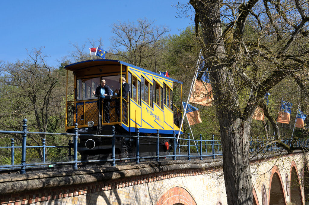 Die historische Nerobergbahn in Wiesbaden nimmt am Karfreitag, 3. April, ihren Betrieb wieder auf.