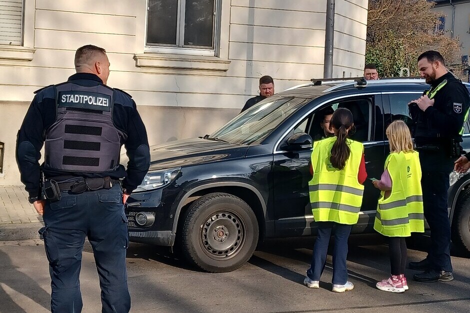 Die Wiesbadener Stadtpolizei und Schüler der Diesterwegschule kontrollierten den Straßenverkehr
