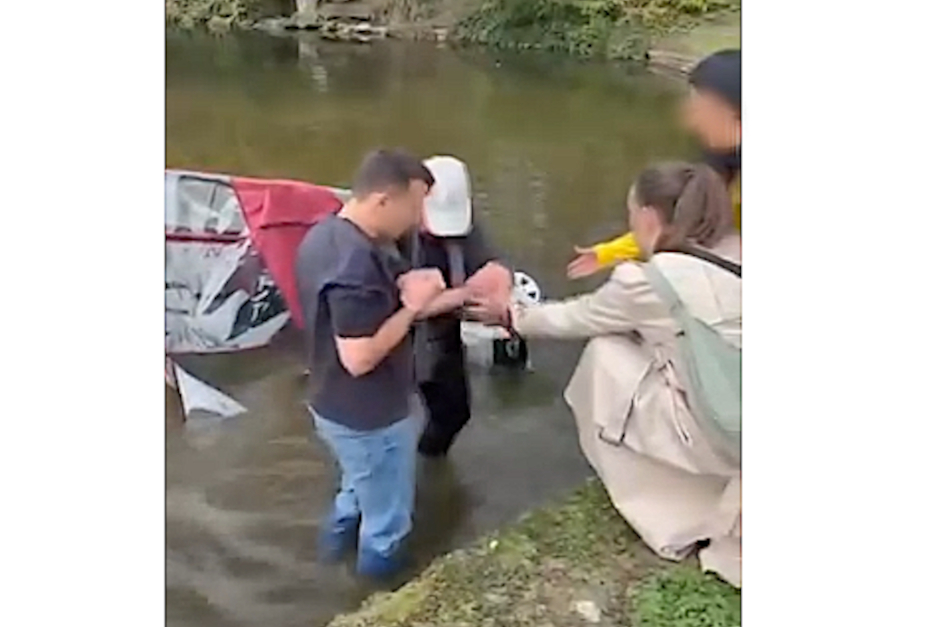 Dramatische Rettung am Dienstagmittag, 24.03.2026, in Wiesbaden: Ein 87-jähriger Mann verliert die Kontrolle über sein Elektro-Seniorenmobil, rast unter Hilferufen eine Böschung hinunter und landet im Kurparkweiher. Ein beherzter Passant springt ins Wasser und befreit den Gehbehinderten – Feuerwehr und Rettungsdienst im schnellen Einsatz.