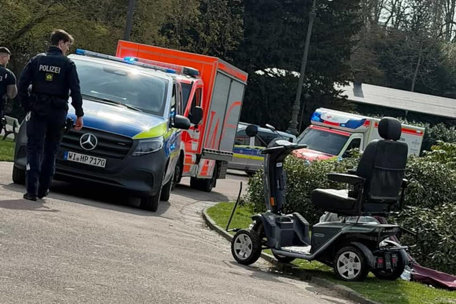 Dramatische Rettung am Dienstagmittag, 24.03.2026, in Wiesbaden: Ein 87-jähriger Mann verliert die Kontrolle über sein Elektro-Seniorenmobil, rast unter Hilferufen eine Böschung hinunter und landet im Kurparkweiher. Ein beherzter Passant springt ins Wasser und befreit den Gehbehinderten – Feuerwehr und Rettungsdienst im schnellen Einsatz.