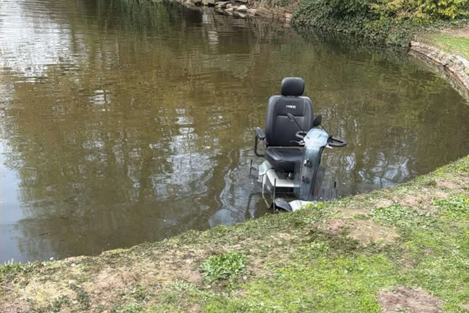 Dramatische Rettung am Dienstagmittag, 24.03.2026, in Wiesbaden: Ein 87-jähriger Mann verliert die Kontrolle über sein Elektro-Seniorenmobil, rast unter Hilferufen eine Böschung hinunter und landet im Kurparkweiher. Ein beherzter Passant springt ins Wasser und befreit den Gehbehinderten – Feuerwehr und Rettungsdienst im schnellen Einsatz.