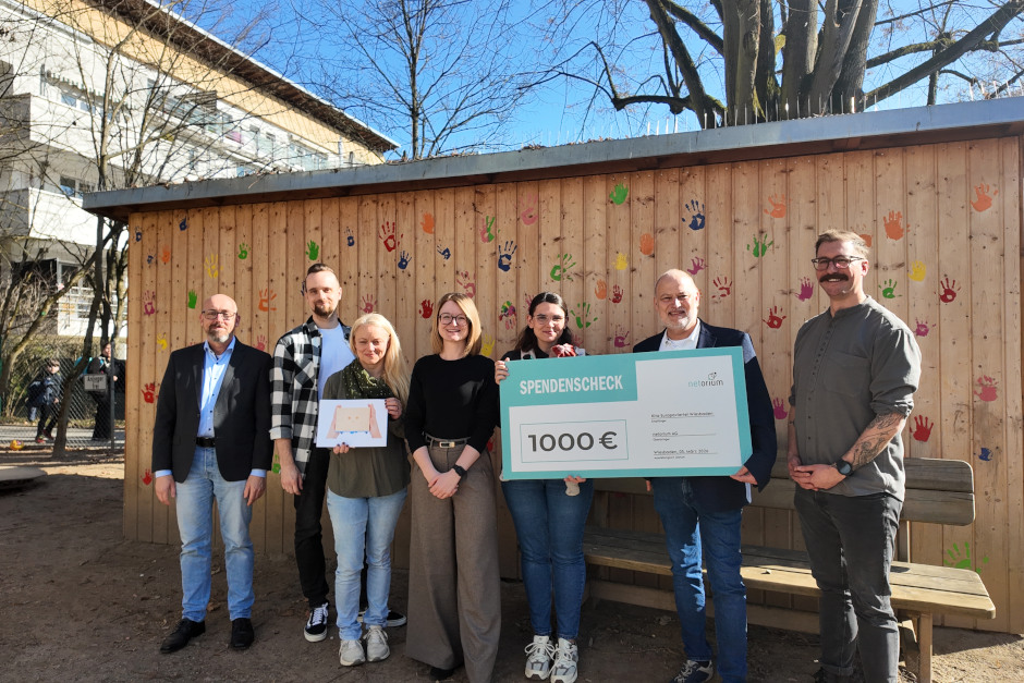 Thomas Scheffler, Abteilungsleiter Kindertagesstätten und Kindertagespflege; Thomas Lang, Netzwerkoordinator „Wer? WI? Was? – Kinder forschen in Wiesbaden“ Frau Weißmann, Förderverein der Kita; Sozialdezernentin Dr. Patricia Becher; Aires Pereira, Förderverein der Kita; Peter Frantz, Vorstand netorium AG; Maik Hampl, stellvertretende Kitaleitung Kita Europaviertel.