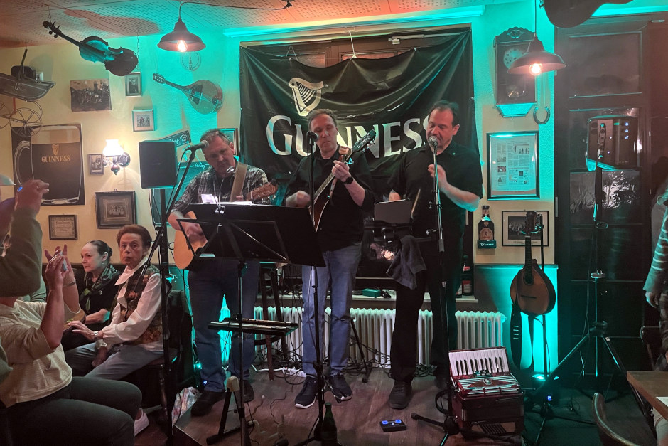 Wiesbaden Bierstadt – „Paddy’s open“ rief es am Freitag, 20. März 2026, im Kinder- und Jugendhaus St. Patrick: Die katholische Pfarrgemeinde St. Birgid feierte traditionell den St. Patrick’s Day mit Irish Folk, Irish Stew und grünem Glanz – Pub, Terrasse und Hof waren rappelvoll.
