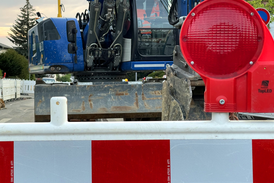 Die Honeggerstraße und der Marschnerweg in Wiesbaden bleiben für Bauarbeiten weiter voll gesperrt.
