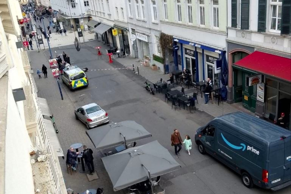 Ein 68-jähriger Mann ist am Freitagmittag nach einer Auseinandersetzung in der Hellmundstraße im Wiesbadener Westend tödlich verletzt worden; ein 38-Jähriger wurde als Tatverdächtiger festgenommen.