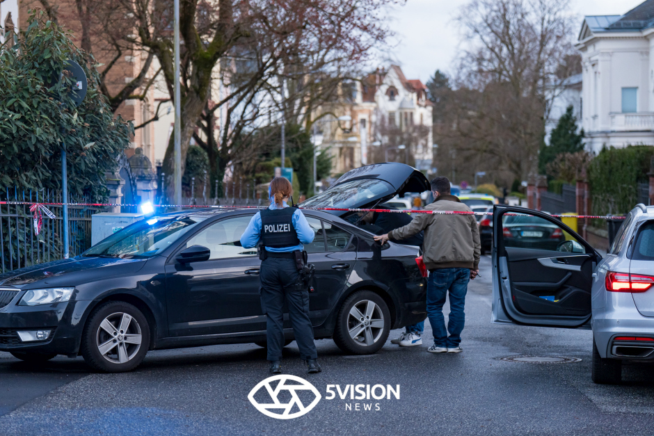 Eine 73-jährige Frau ist in der Alwinenstraße in Wiesbaden Opfer einer tödlichen Gewalttat am Montag geworden. Die Polizei fahndet nach einem unbekannten, vermummten Mann und einem dunklen Opel Astra und bittet dringend um Zeugenhinweise.