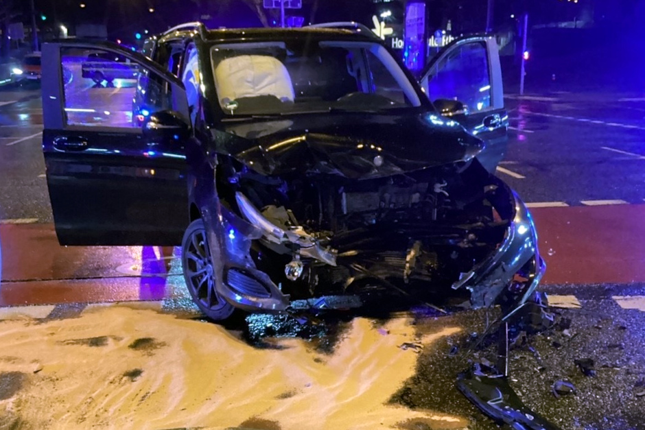 Dramatische Szenen am Montagabend in Wiesbaden: Im Kreuzungsbereich Kurt-Schumacher-Ring und Klarenthaler Straße kollidierten drei Fahrzeuge. Eine Person musste von der Feuerwehr mit schwerem Gerät befreit werden. Insgesamt forderte der Unfall vier Verletzte und sorgte für eine stundenlange Vollsperrung.