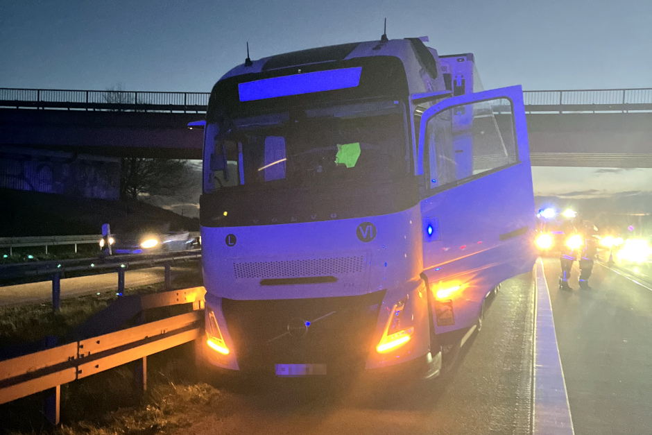 Nach den ersten dramatischen Meldungen über eine angebliche Rettungsaktion durch ein riskantes Ausbremsmanöver auf der A66 bei Wiesbaden-Nordenstadt, bringt die Autobahnpolizei nun Licht ins Dunkel. Ein medizinischer Notfall am Steuer eines litauischen Sattelzugs am Donnerstagabend war tatsächlich die Ursache für den Unfall – doch der Hergang stellte sich anders dar als zunächst vermutet.