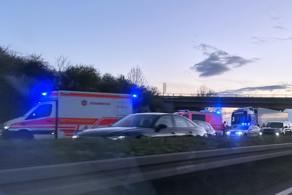 Nach den ersten dramatischen Meldungen über eine angebliche Rettungsaktion durch ein riskantes Ausbremsmanöver auf der A66 bei Wiesbaden-Nordenstadt, bringt die Autobahnpolizei nun Licht ins Dunkel. Ein medizinischer Notfall am Steuer eines litauischen Sattelzugs am Donnerstagabend war tatsächlich die Ursache für den Unfall – doch der Hergang stellte sich anders dar als zunächst vermutet.