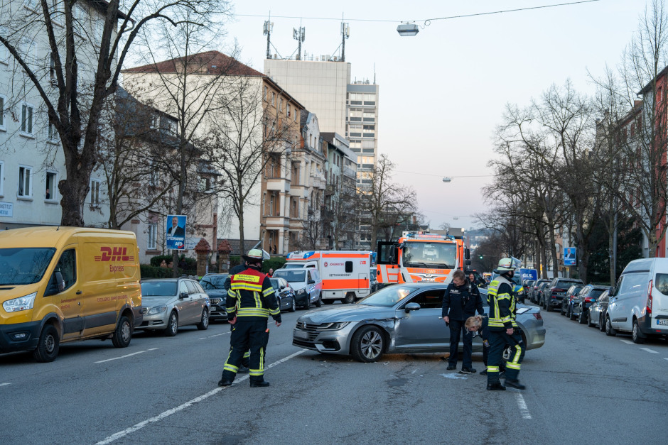 Schwerer Verkehrsunfall am späten Dienstagnachmittag im Wiesbadener Rheingauviertel: Beim Abbiegen übersah eine Autofahrerin einen vorfahrtsberechtigten Rollerfahrer auf der Dotzheimer Straße. Der Jugendliche musste nach dem Zusammenstoß in ein Krankenhaus eingeliefert werden.
