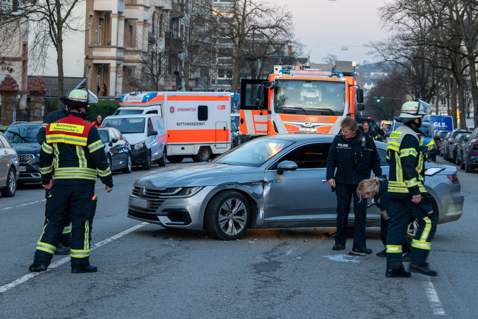 Schwerer Verkehrsunfall am späten Dienstagnachmittag im Wiesbadener Rheingauviertel: Beim Abbiegen übersah eine Autofahrerin einen vorfahrtsberechtigten Rollerfahrer auf der Dotzheimer Straße. Der Jugendliche musste nach dem Zusammenstoß in ein Krankenhaus eingeliefert werden.
