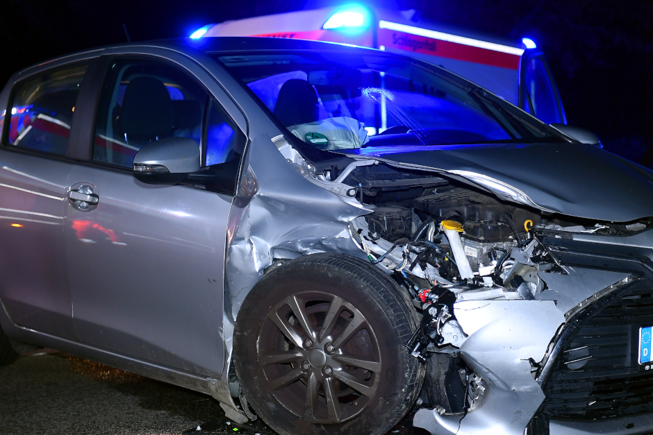 Am Samstagabend, 14. März 2026, kam es in der Schwalbacher Straße in Wiesbaden zu einem Verkehrsunfall mit leichter Verletzung: Ein 27-jähriger VW-Golf-Fahrer fuhr verbotswidrig auf der Busspur und wendete illegal – Kollision mit Fiat Panda.