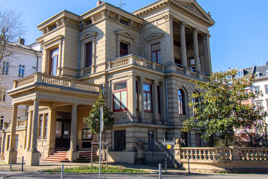 Das Literaturhaus Villa Clementine in Wiesbaden hat im Jahr 2025 seine Besucherzahlen fast verdoppelt: 12.540 Literaturfreunde besuchten die Veranstaltungen – im Vorjahr waren es noch 6.300. Kulturdezernent Dr. Hendrik Schmehl lobt das interaktive Programm und die Zusammenarbeit mit Glyg-Café.
