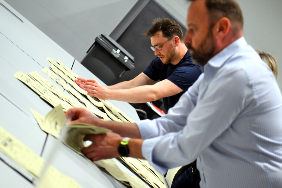 Wiesbaden steht vor einem spannenden Wahlsonntag am 15. März. Während am Wahlabend bereits das erste Trendergebnis erwartet wird, beginnt die Mammutaufgabe der Detailauszählung erst am Montag. Dafür schickt die Stadt rund 800 Mitarbeiter ins Rennen – mit spürbaren Folgen für den Bürgerservice.