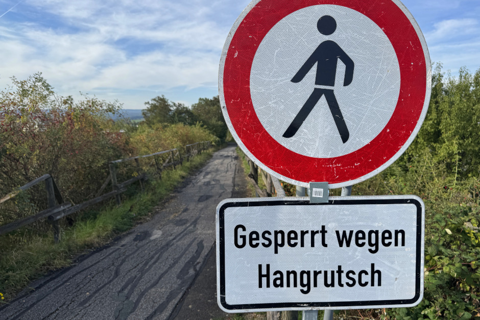 Die Aldirampe (A3-Fußgängerüberführung zwischen Wohn- und Gewerbegebiet Wallau ist wegen Gehwegabsackungen und Böschungsrutschgefahr teilweise gesperrt. Radfahrer erhalten nun eine sichere Umleitungsstrecke über befestigte Wege – Dauer offen, Radroutenplaner Hessen aktualisiert.