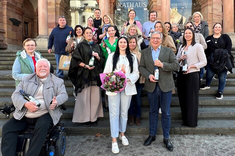 OB Mende erhielt eine Weinspende für Wiesbadener Pflegeheime