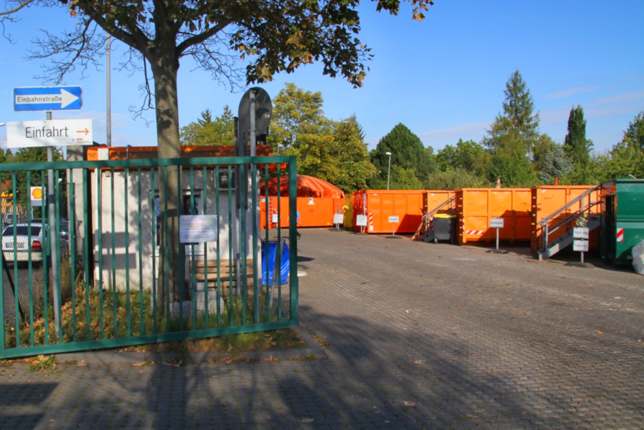 Wichtige Nachricht für alle Dotzheimer und Bewohner des Wiesbadener Westens: Wegen einer aufwendigen Sanierung des Regenrückhaltebeckens unter dem Wertstoffhof in der Willi-Werner-Straße kommt es ab Montag, 30. März, zu erheblichen Einschränkungen bei der Abfallabgabe. Um Staus auf der Zufahrtsstrecke zu den Helios-Dr.-Horst-Schmidt-Kliniken (HSK) zu vermeiden, gelten bis Oktober strikte Sonderregeln.