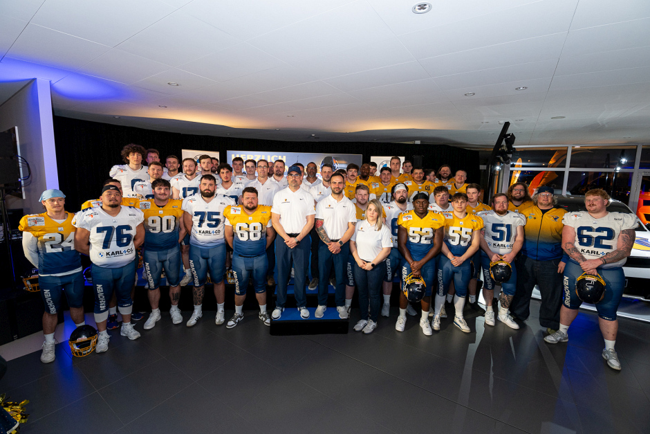 Die Spannung in der Landeshauptstadt steigt: Wenn bullige Lineman neben PS-starken Boliden posieren, ist es Zeit für den Saison-Countdown. Im Autohaus Karl & Co. feierten die Wiesbaden Phantoms eine hochemotionale Mannschaftspräsentation, die eines klarmachte: Unter der Haube und auf dem Rasen stimmt die Leistung für die GFL2-Saison 2026.