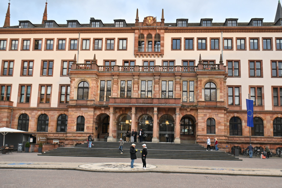 Ausstellung im Wiesbadener Rathaus: „Mensch bleiben. Positiv sein in dunklen Zeiten“
