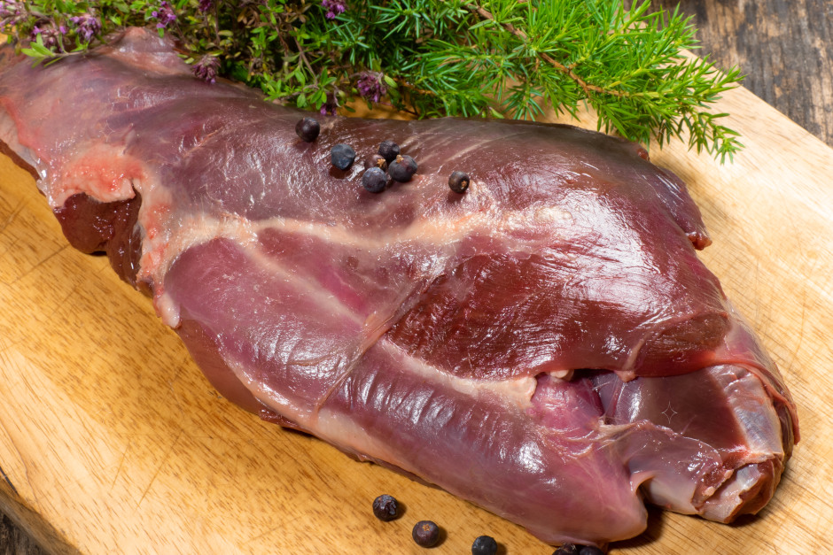 Das Stadtforstamt Wiesbaden bietet frisches Wildfleisch direkt aus dem Stadtwald zum bargeldlosen Kauf an – von Rehwild-Steaks über Gulasch bis hin zu Wildlyoner und Dosen-Gulasch.