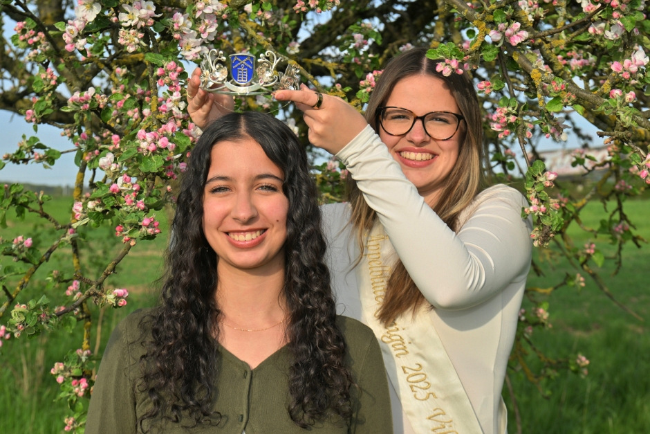 In Naurod wurde am Freitagabend Sophia I. feierlich zur Äppelblütekönigin 2026 gekrönt. Die 19-Jährige übernimmt das Amt von Viktoria I. und freut sich besonders auf das bevorstehende Äppelblütefest vom 8. bis 11. Mai.