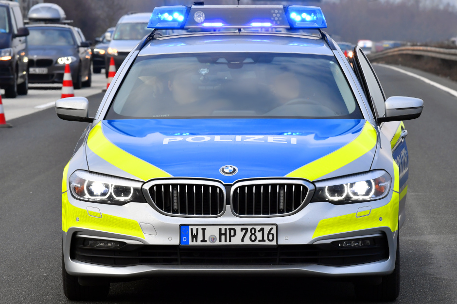 Auf der A3 in Fahrtrichtung Köln hat ein Lkw kurz vor Niedernhausen Kies verloren und damit für Verkehrsbehinderungen gesorgt. Die Polizei sperrte die Fahrbahn zeitweise und bittet nun um Hinweise auf den Fahrer oder das Kennzeichen.