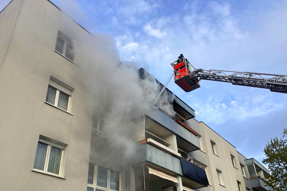 In einem Mehrfamilienhaus im Wiesbadener Stadtteil Mainz-Kastel hat ein Balkonbrand am Freitagabend für einen größeren Feuerwehreinsatz gesorgt. Verletzt wurde niemand, die Brandwohnung ist nach Rauch- und Rußschäden jedoch vorerst unbewohnbar.