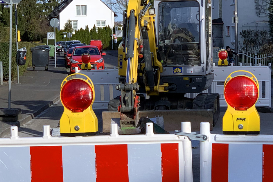 Sperrung der Michaelisstraße in Wiesbaden-Heßloch für den Ausbau der Glasfaserleitungen.