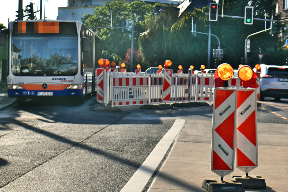 Wegen der Sperrung der Raiffeisenstraße kommt es in Wiesbaden-Bierstadt von Montag, 4. Mai, bis Freitag, 8. Mai, zu Einschränkungen im Busverkehr. Betroffen sind die Linien 17, 27, N11 sowie der Schulbusverkehr in Richtung Klarenthal/Frauenstein.