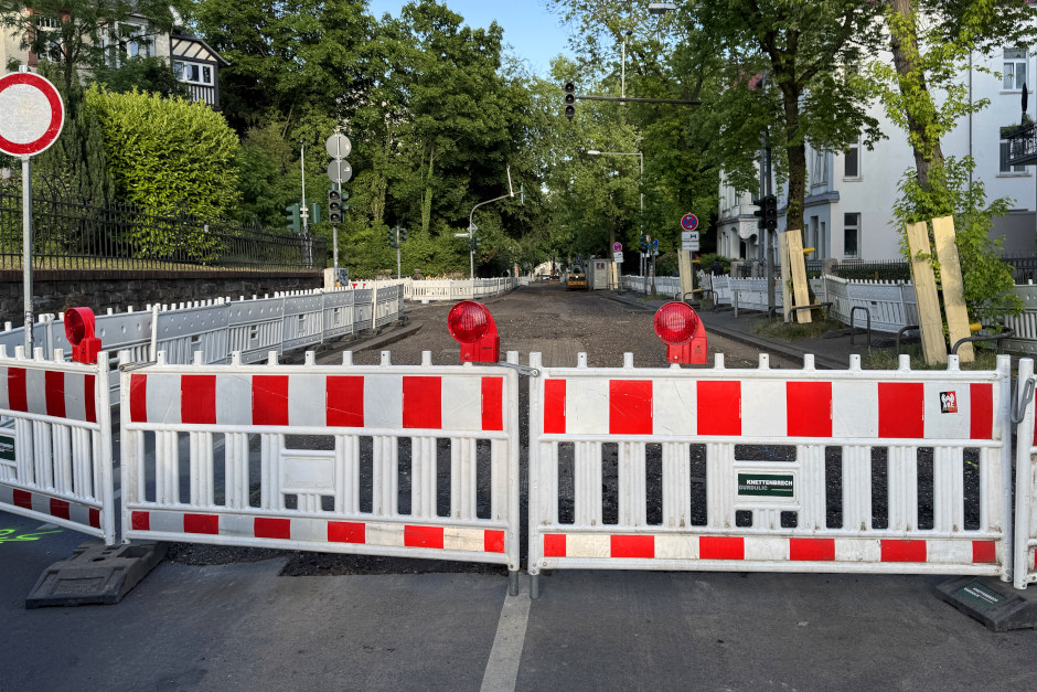 Sperrung in der Emser Straße und Riederbergstraße in Wiesbaden für Bauarbeiten.