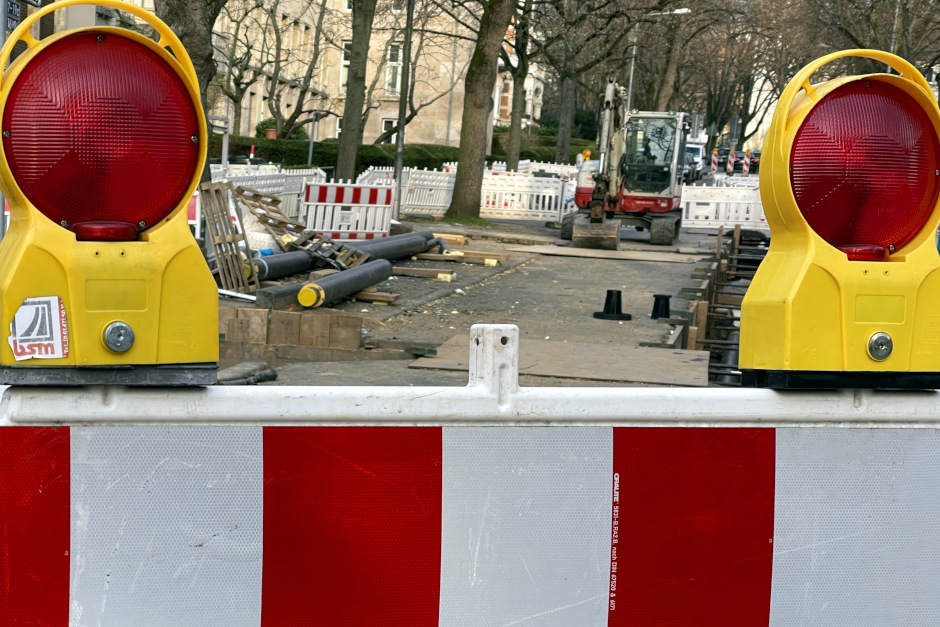 Geduldsprobe für Anwohner und Pendler im Wiesbadener Dichterviertel: Die Bauarbeiten in der Scheffelstraße verzögern sich deutlich. Statt wie geplant Anfang April fertig zu werden, bleibt der Abschnitt aufgrund komplexer Kanal- und Fernwärmearbeiten bis weit in den Sommer hinein voll gesperrt.