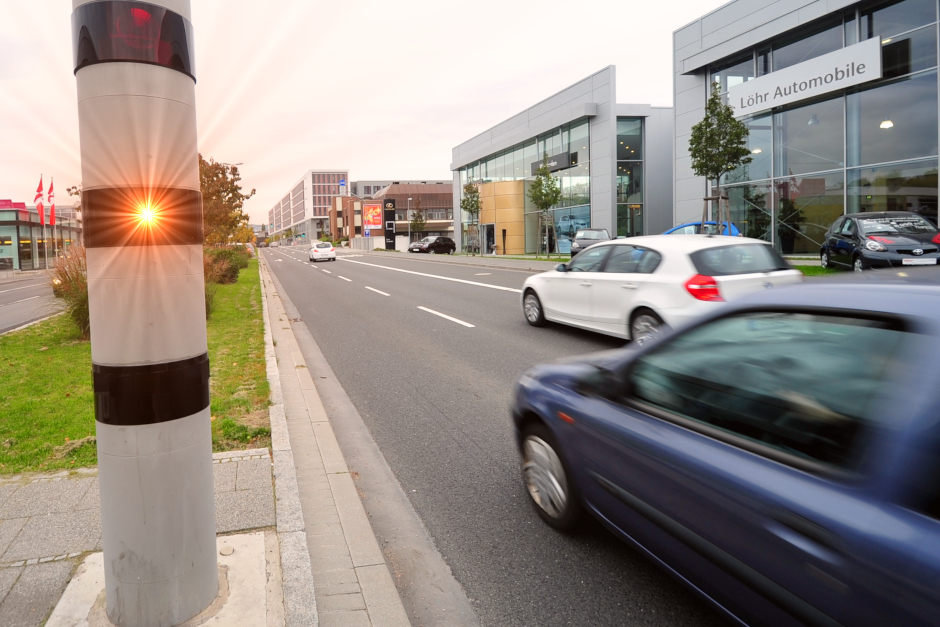 In Wiesbaden ist das Risiko, geblitzt zu werden, laut einer aktuellen Analyse erneut hoch. Mit 22,35 Blitzern pro 1.000 Hektar Straßenfläche liegt die Stadt bundesweit auf Platz sechs und deutlich über dem Durchschnitt.