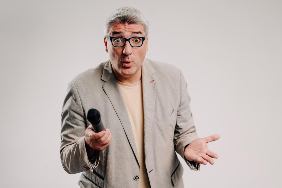 Boris Meinzer stellt seit zwei Jahrzehnten die Fragen, auf die niemand vorbereitet ist. Am Freitag, 24. April, macht der beliebte FFH-Comedian im Rahmen der Dotzheimer Kulturtage Station im Turnerheim. Die Zuschauer erwartet eine Show voller absurder Antworten, witziger Anekdoten und jeder Menge Radio-Nostalgie.