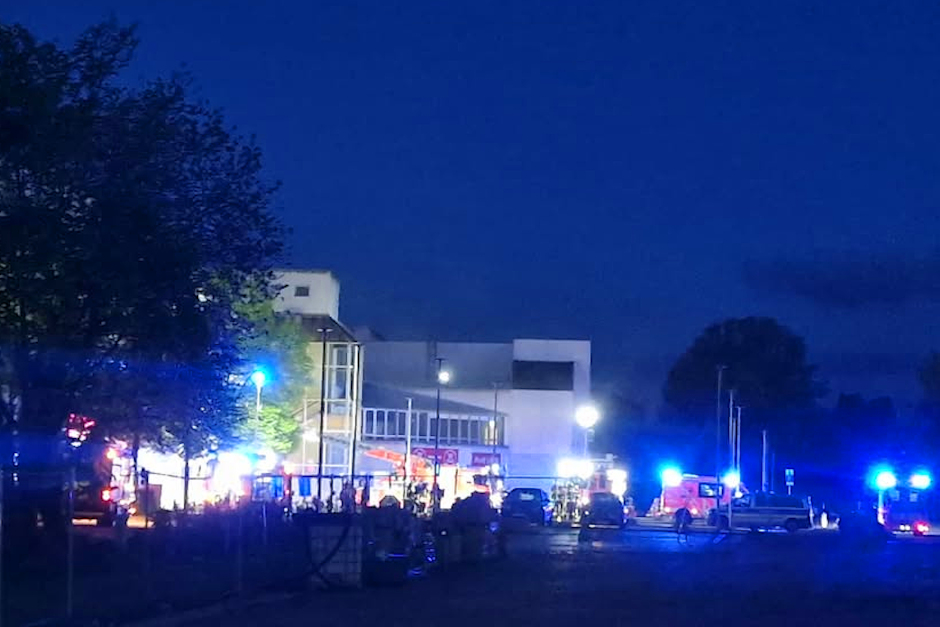 In der Nacht zum Montag hat ein Brand im Adler Center in Wiesbaden-Biebrich einen Großeinsatz ausgelöst. Die Sprinkleranlage verhinderte eine Ausbreitung der Flammen, dennoch bleibt das Einkaufszentrum am Montag geschlossen.