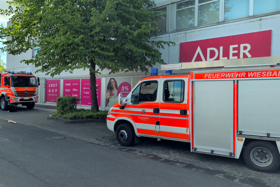 Nach einem Brand in der Nachbarschaft des Einkaufszentrums Äppelallee konnte die ADLER-Filiale in Wiesbaden-Biebrich am Dienstag rasch wieder öffnen. Zwar kam es zu einem kurzen Wasserschaden und leichter Rauchentwicklung, größere Schäden blieben aber offenbar aus.